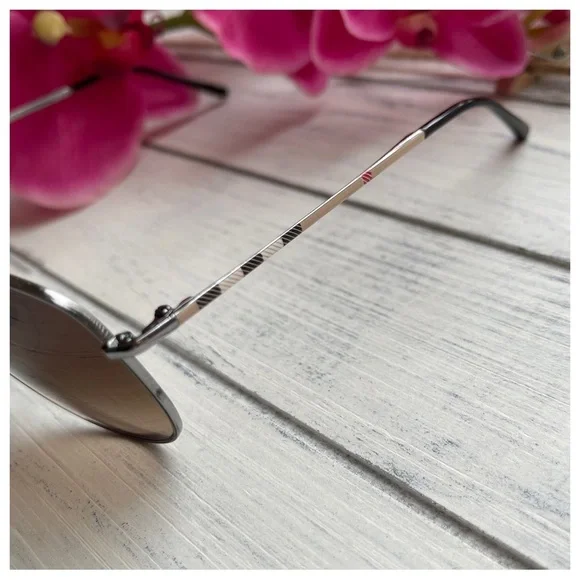 NWOT⚜️ Burberry Check Arm Pilot Sunglasses in Nickel NWOT⚜️ Burberry Check Arm Pilot Sunglasses in Nickel main image 4